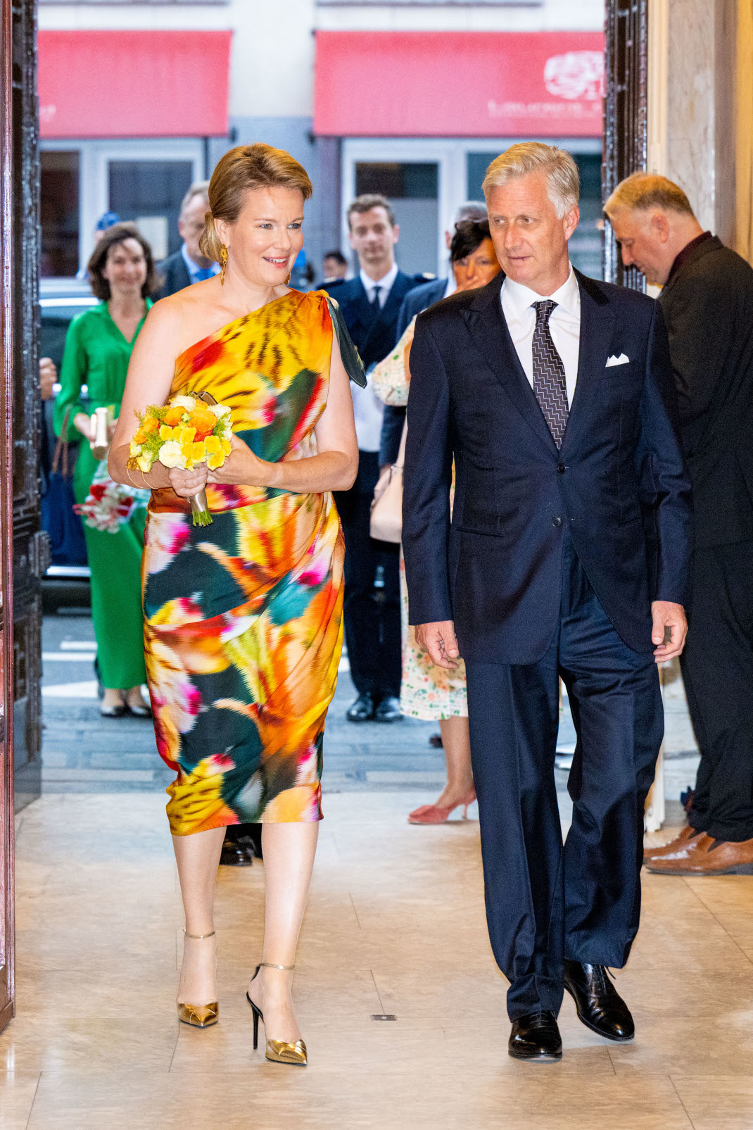 Η βασίλισσα Ματθίλδη του Βελγίου με καλοκαιρινό μίντι φόρεμα και χρυσά ψηλοτάκουνα
