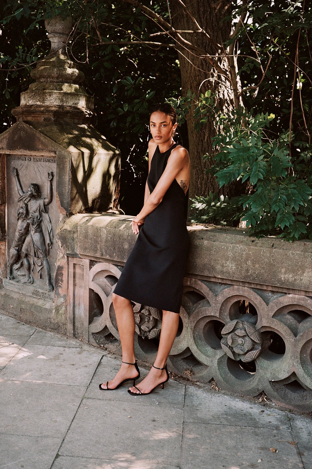 μοντέλο φορά το μαύρο φόρεμα Zara της Ζενεβιέβ Μαζαρί