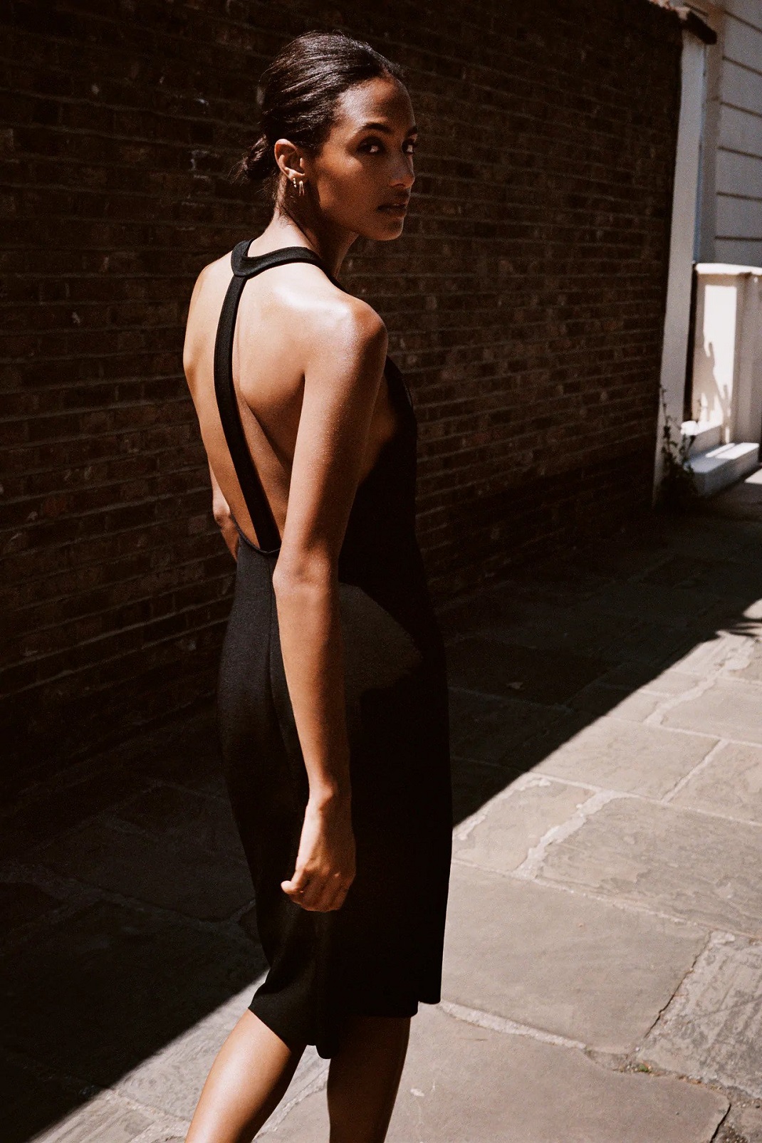 μοντέλο φορά το μαύρο φόρεμα Zara της Ζενεβιέβ Μαζαρί