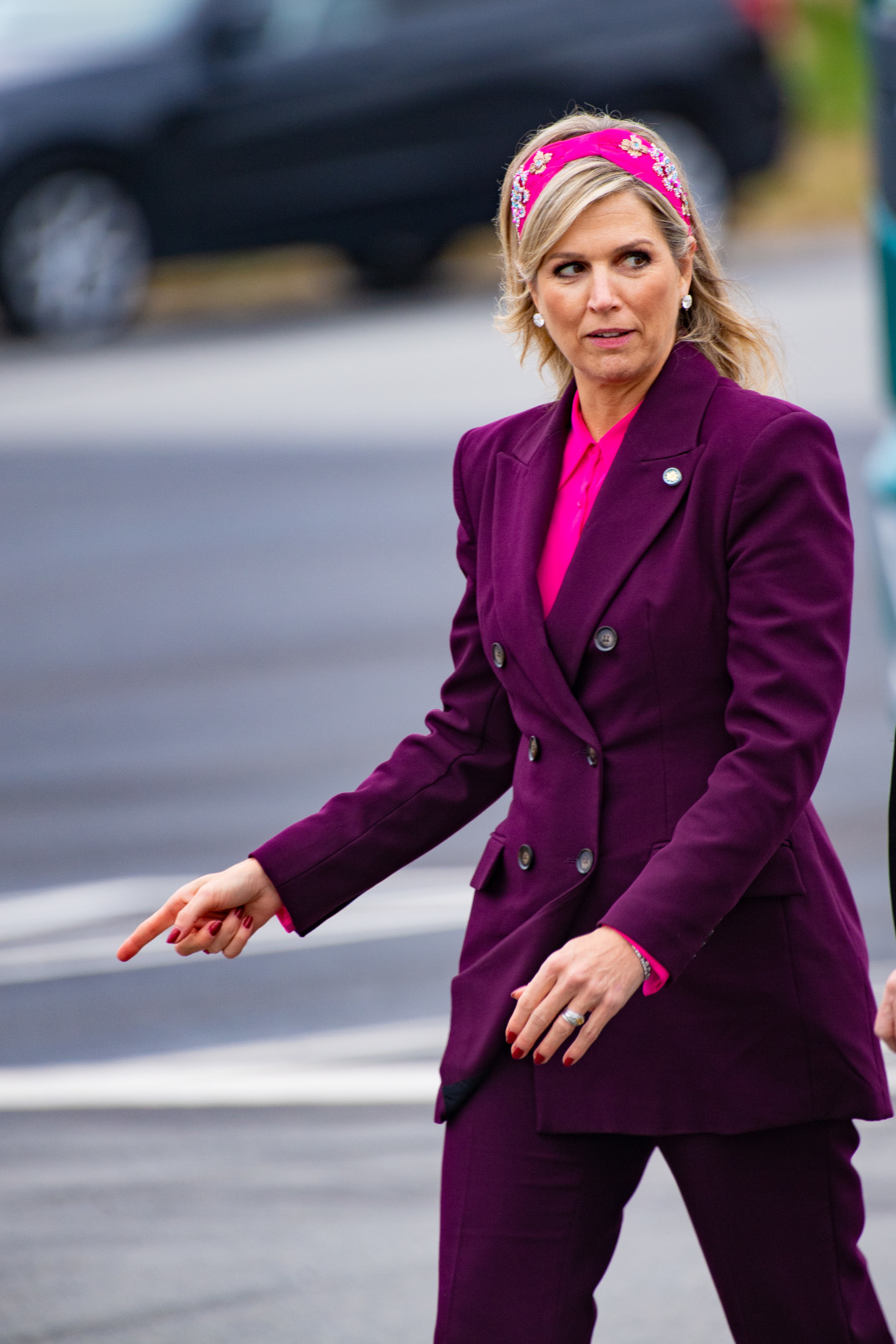 Fashion inspo από την βασίλισσα Μάξιμα -Φόρεσε μπορντό σακάκι από τα Zara με ροζ πουκάμισο 