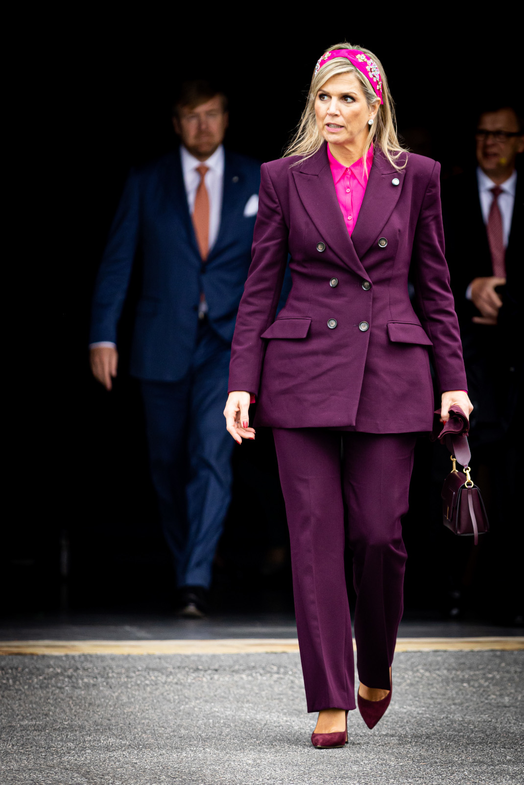 Fashion inspo από την βασίλισσα Μάξιμα -Φόρεσε μπορντό σακάκι από τα Zara με ροζ πουκάμισο 