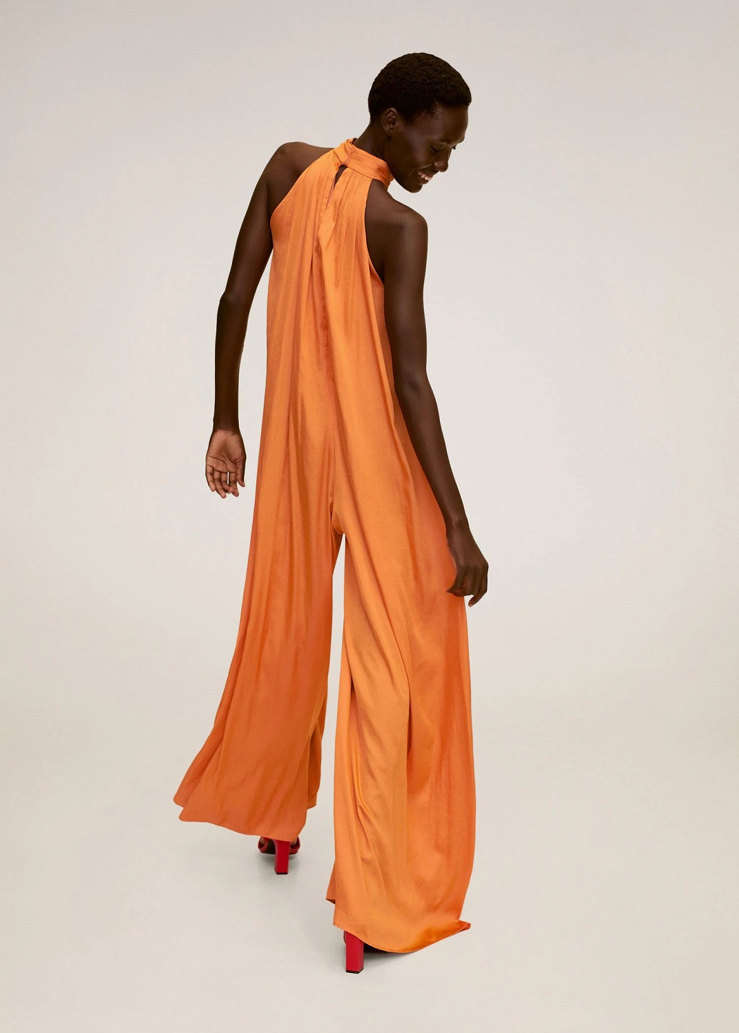 μοντέλο με ολόσωμη φόρμα Mango