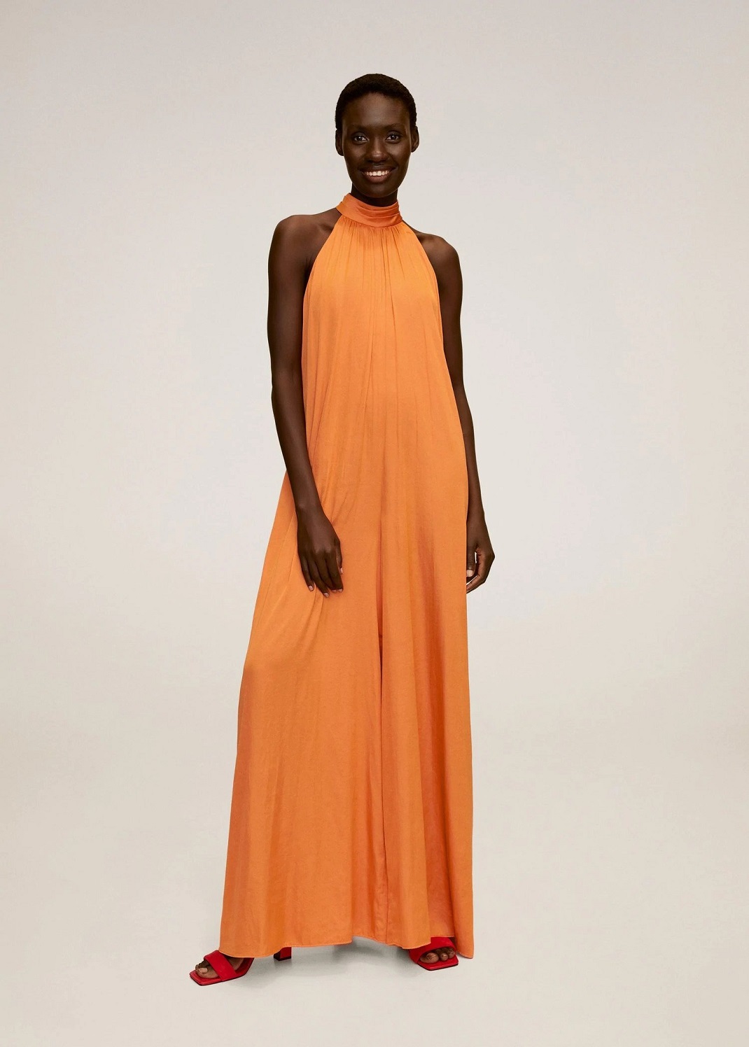 μοντέλο με ολόσωμη φόρμα Mango