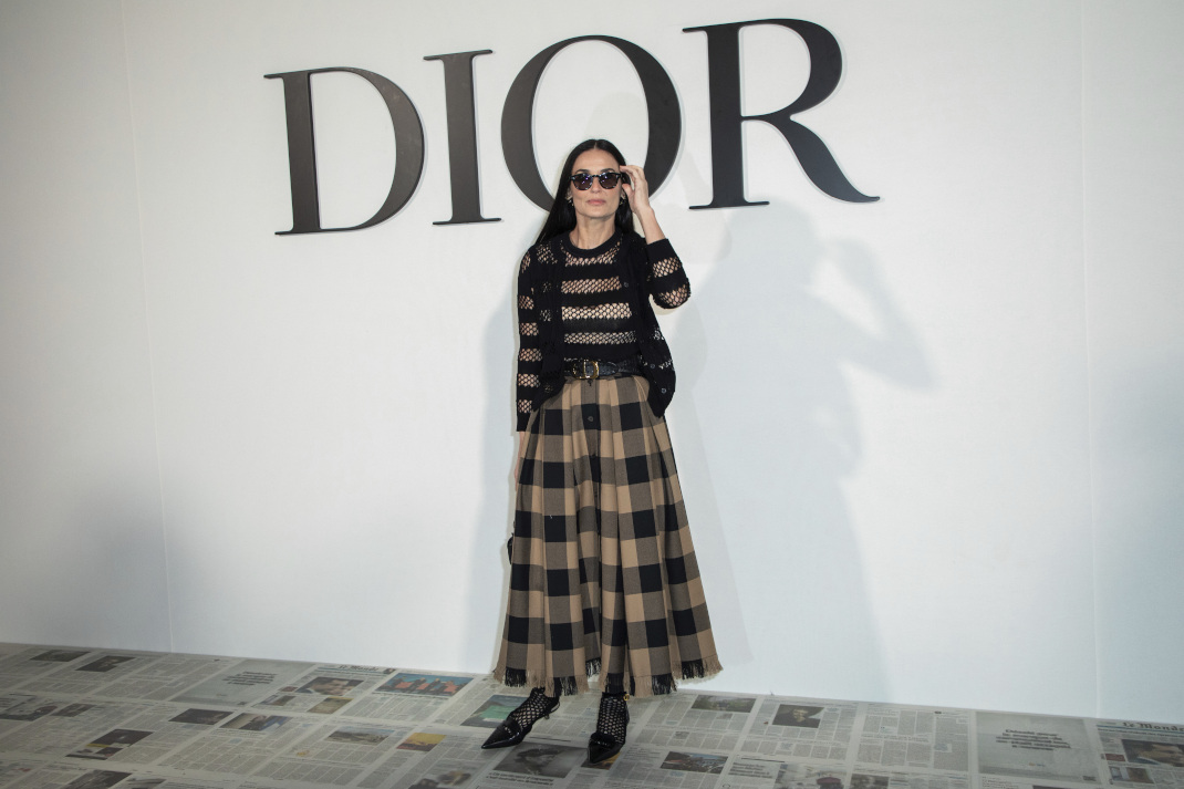 Η Ντέμι ΜΟυρ με καρό φούστα στο fashion show του Dior 