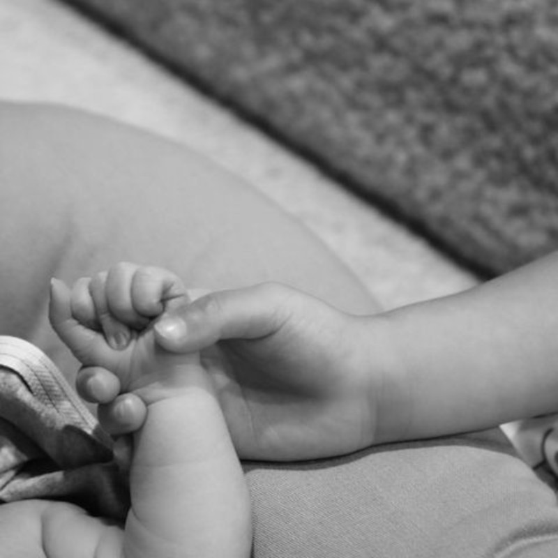 Η Κάλι Τζένερ γέννησε -Η ανακοίνωση στο Instagram με τη φωτογραφία του μωρού 