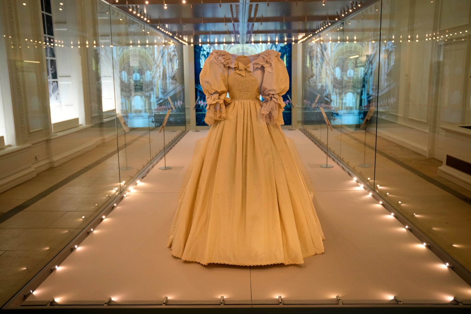 Το νυφικό της πριγκίπισσας Νταϊάνας σε έκθεση στο παλάτι του Κένσινγκτον