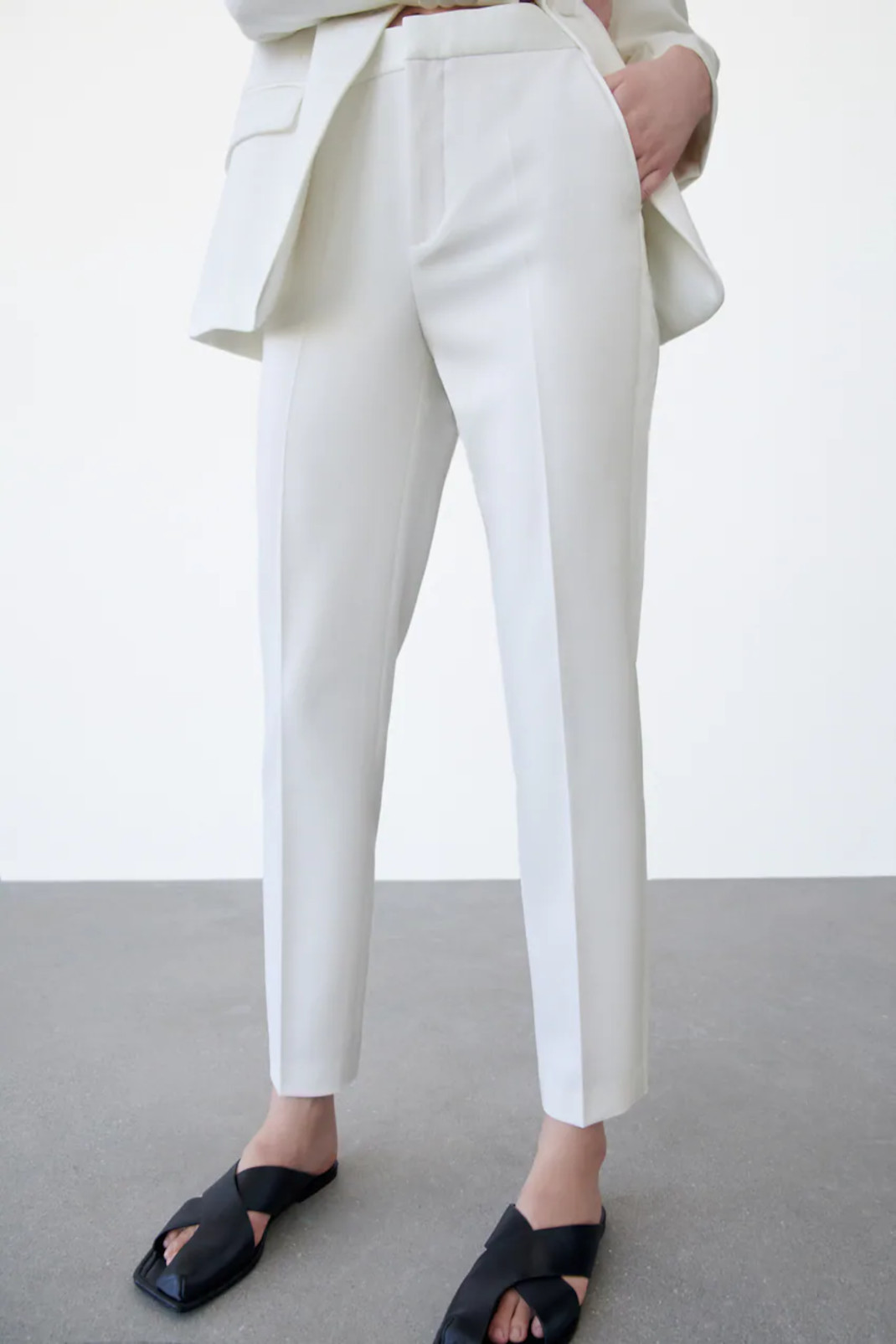 H Mάρα Ζαχαρέα με λευκό κοστούμι Zara