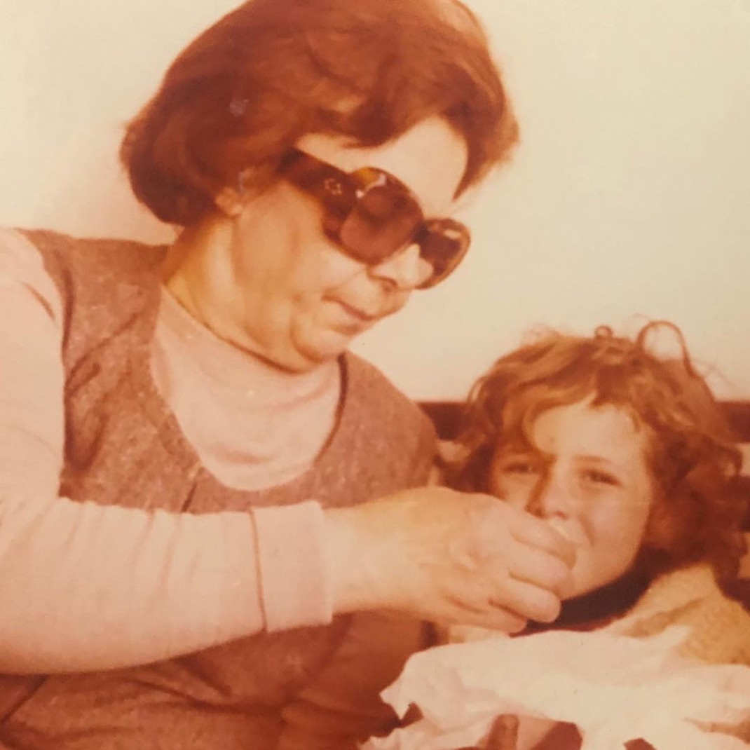Η Εβελίνα Παπούλια με την γιαγιά της σε μια vintage φωτογραφία 