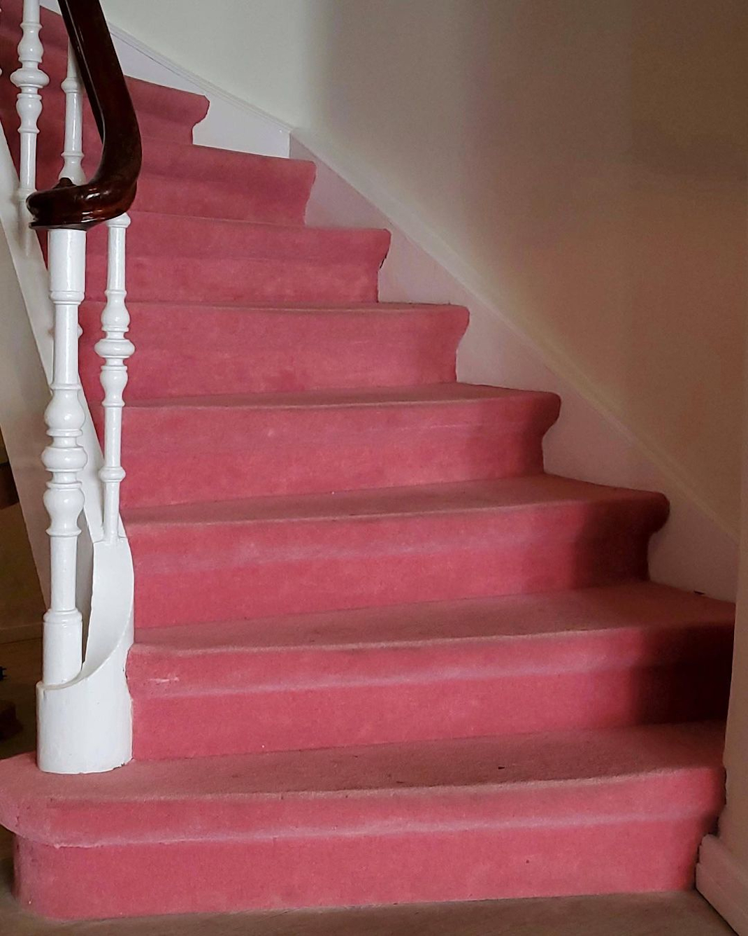 σπίτι με ροζ διακόσμηση
