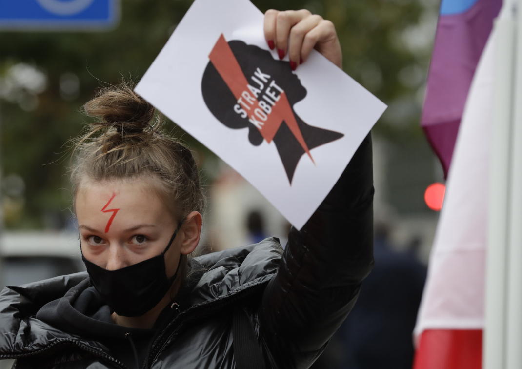 Οι γυναίκες στην Πολωνία αντιδρούν για τον νόμο που απαγορεύει τις αμβλώσεις 