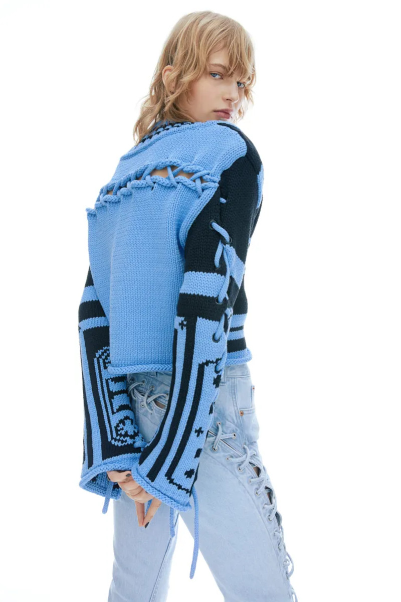 Η Έβελυν Καζαντζόγλου με total outfit από τα H&M -To ιδιαίτερο πουλόβερ που θα αναβαθμίσει τα looks σας