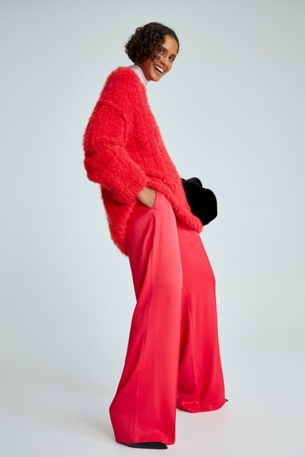 H Κατερίνα Παπουτσάκη με κόκκινο πουλόβερ από τα H&M 