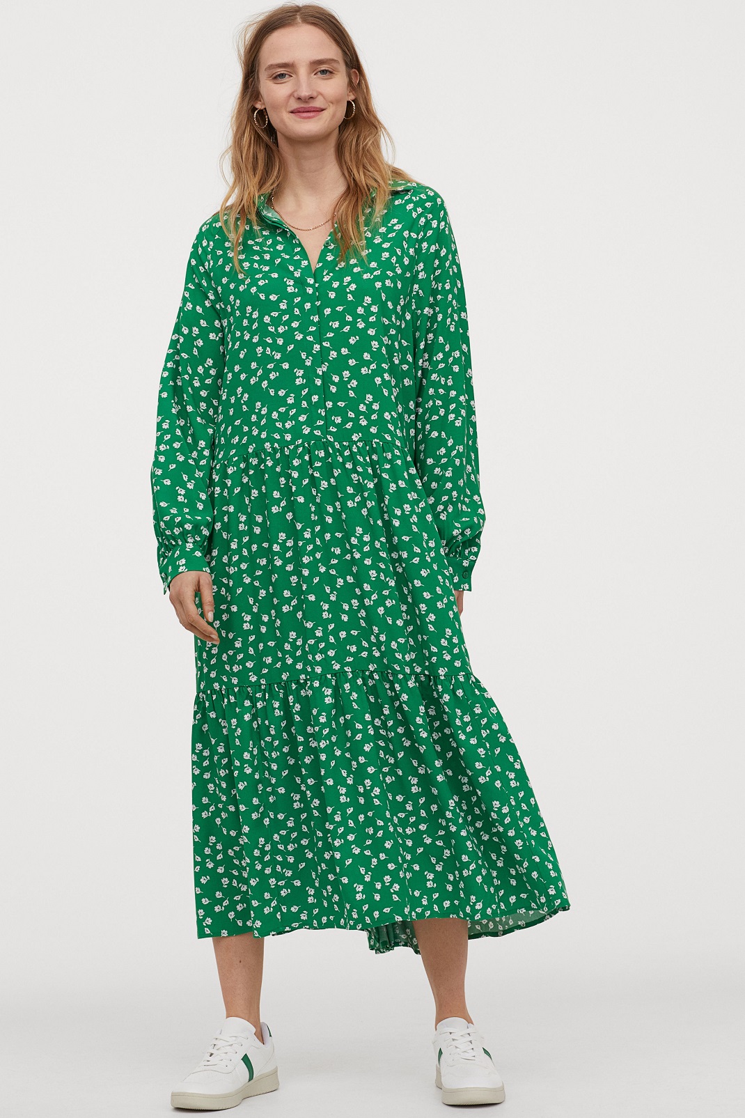 μοντέλο φορά πράσινο φόρεμα από τα H&M