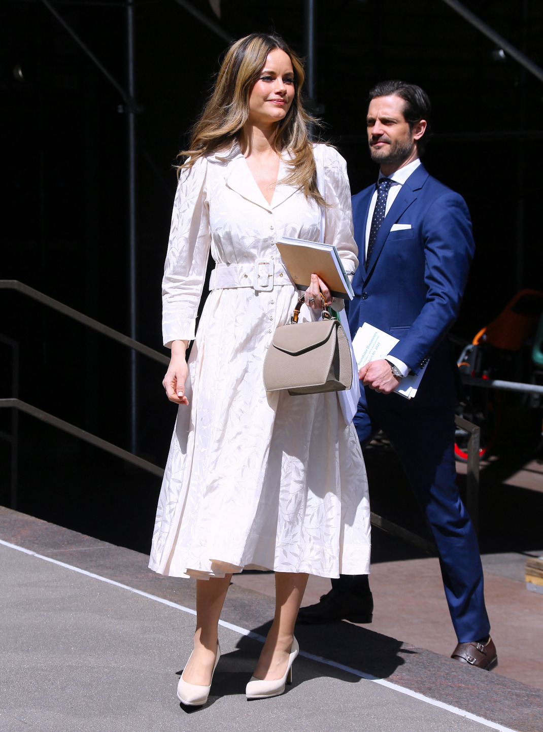 Η πριγκίπισσα Σοφία της Σουηδίας με λευκό shirt dress και μπεζ γόβες -To τέλειο combo για την άνοιξη 