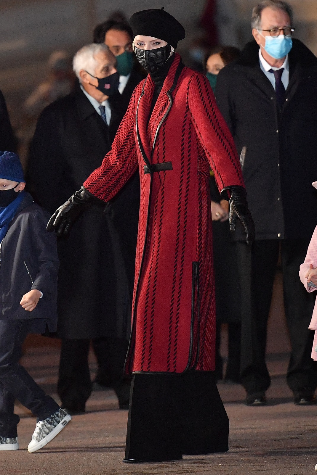 η πριγκίπισσα Σαρλίν του Μονακό με κόκκινο παλτό