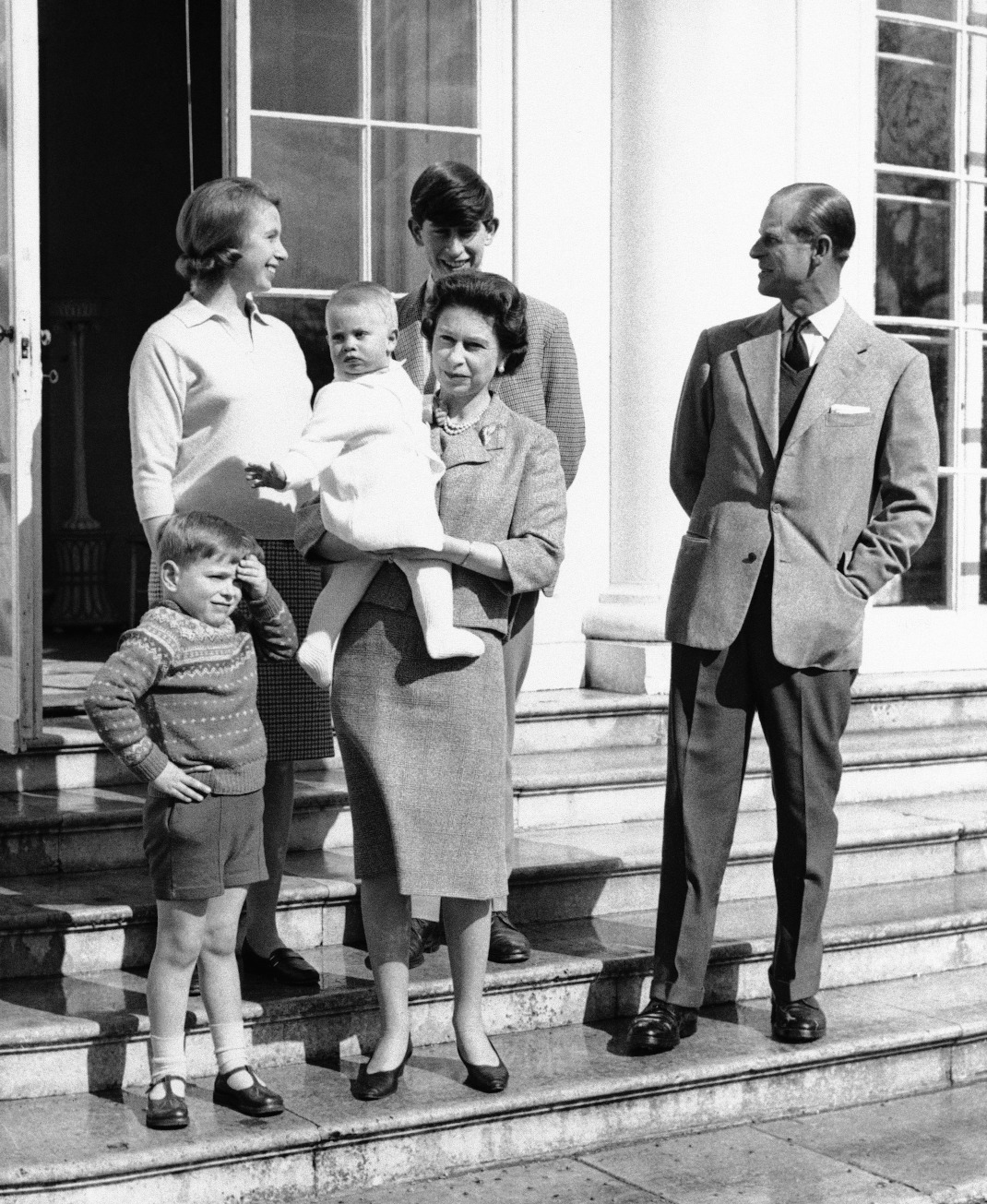 H βασίλισσα Ελισάβετ αγκαλιά με τον μικρότερο γιο της, Εντουαρντ