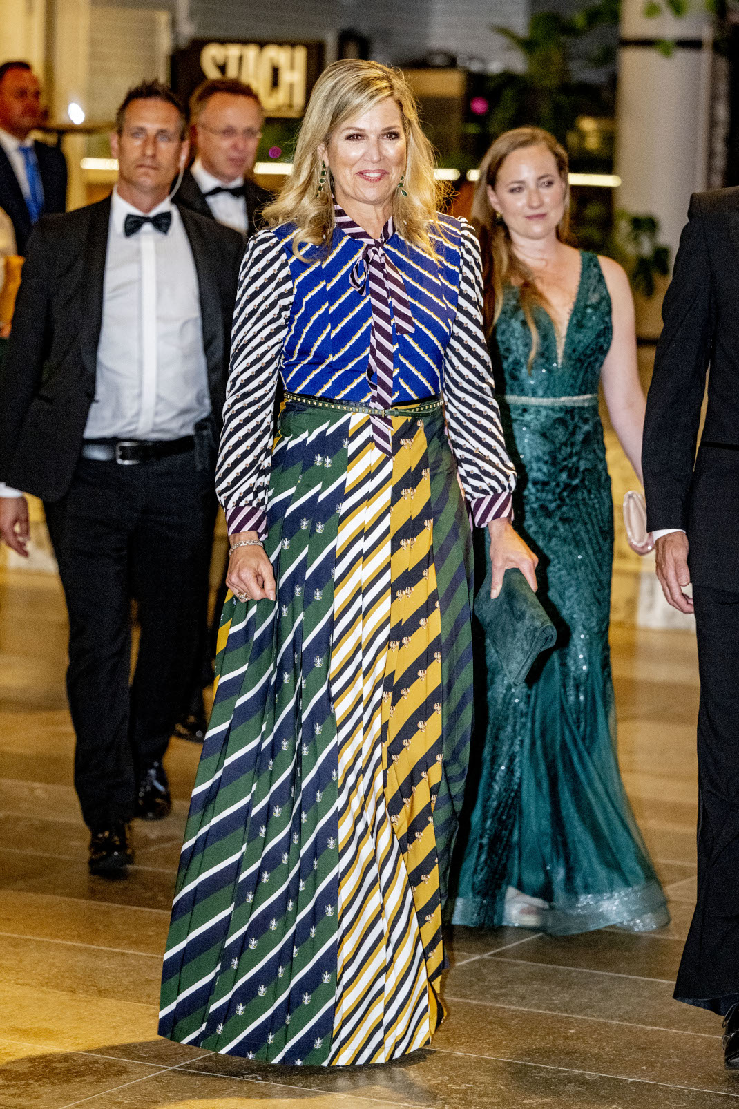 Η βασίλισσα Μάξιμα με εντυπωσιακό και στιλάτο φόρεμα της Μαίρης Κατράντζου 