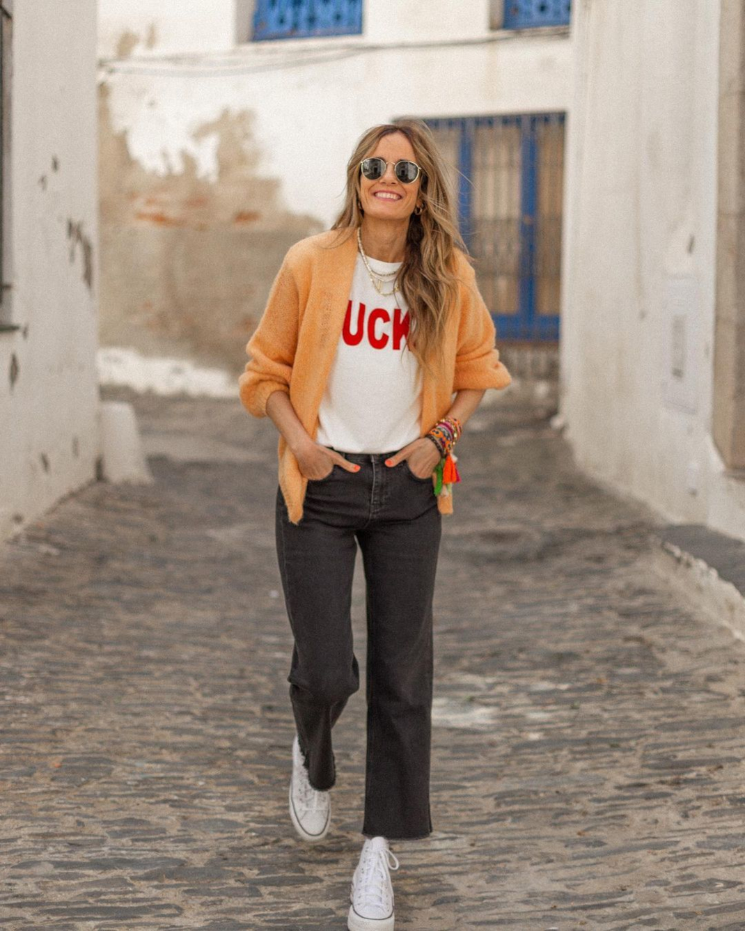 Woman black jean and sneakers