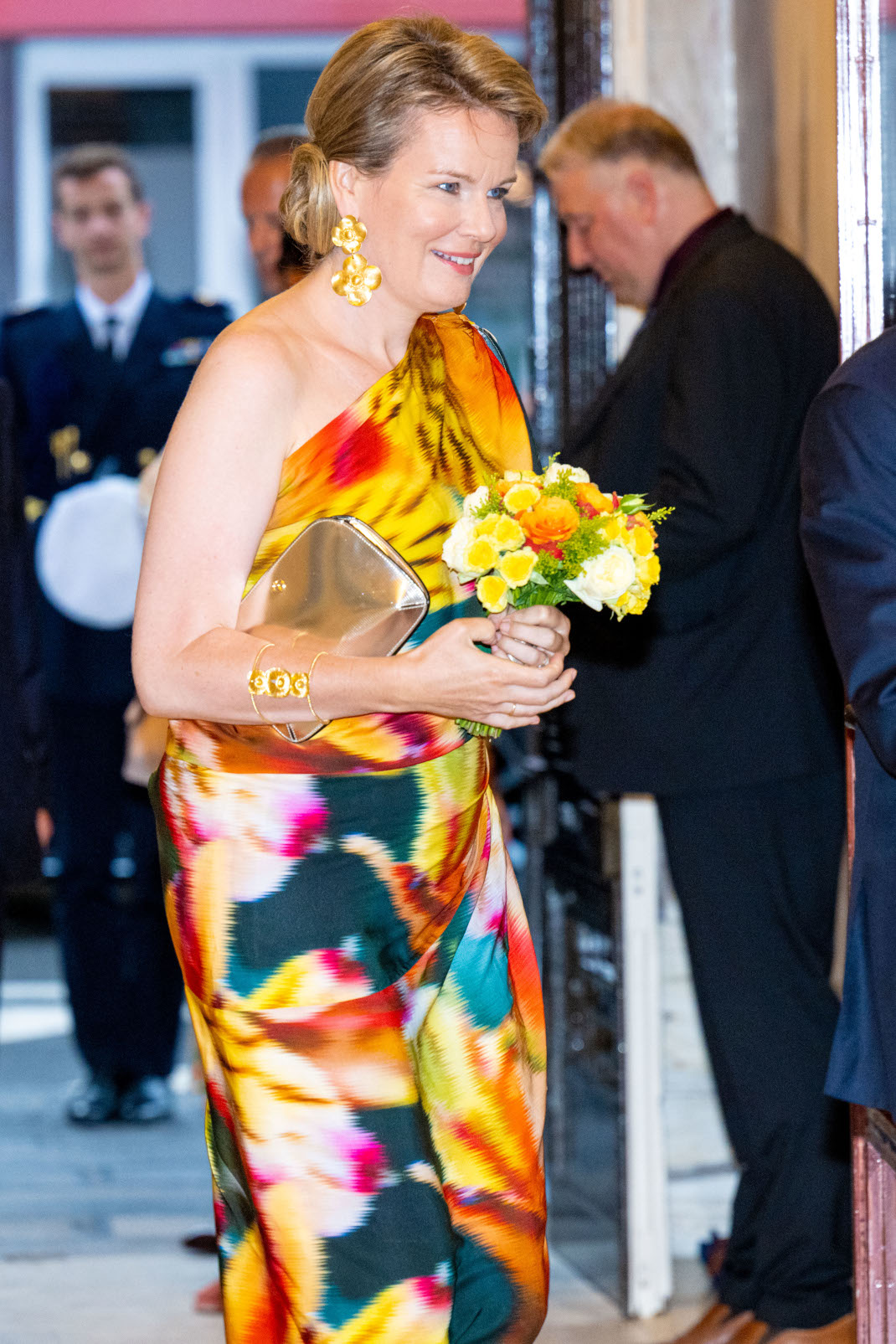 Η βασίλισσα Ματθίλδη του Βελγίου με καλοκαιρινό μίντι φόρεμα και χρυσά ψηλοτάκουνα