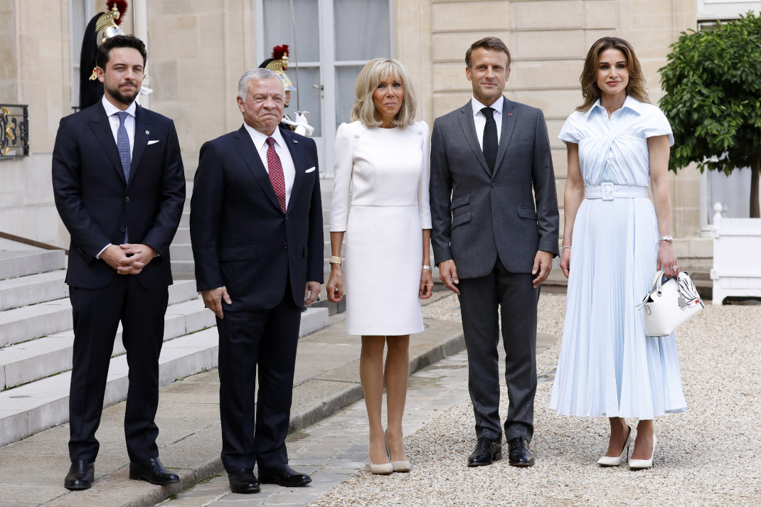 Η κομψή εμφάνιση της βασίλισσας Ράνια στο Παρίσι -Με γαλάζιο φόρεμα και λευκές γόβες