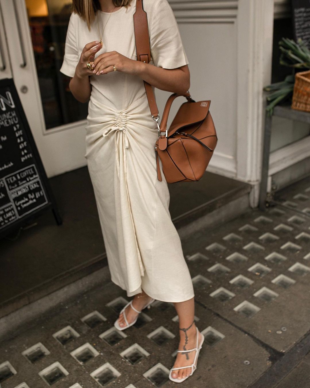 στιλάτη γυναίκα με ruched dress