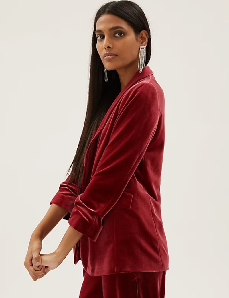 H Ελένη Μενεγάκη με κόκκινο βελούδινο σακάκι από τα Marks and Spencer 