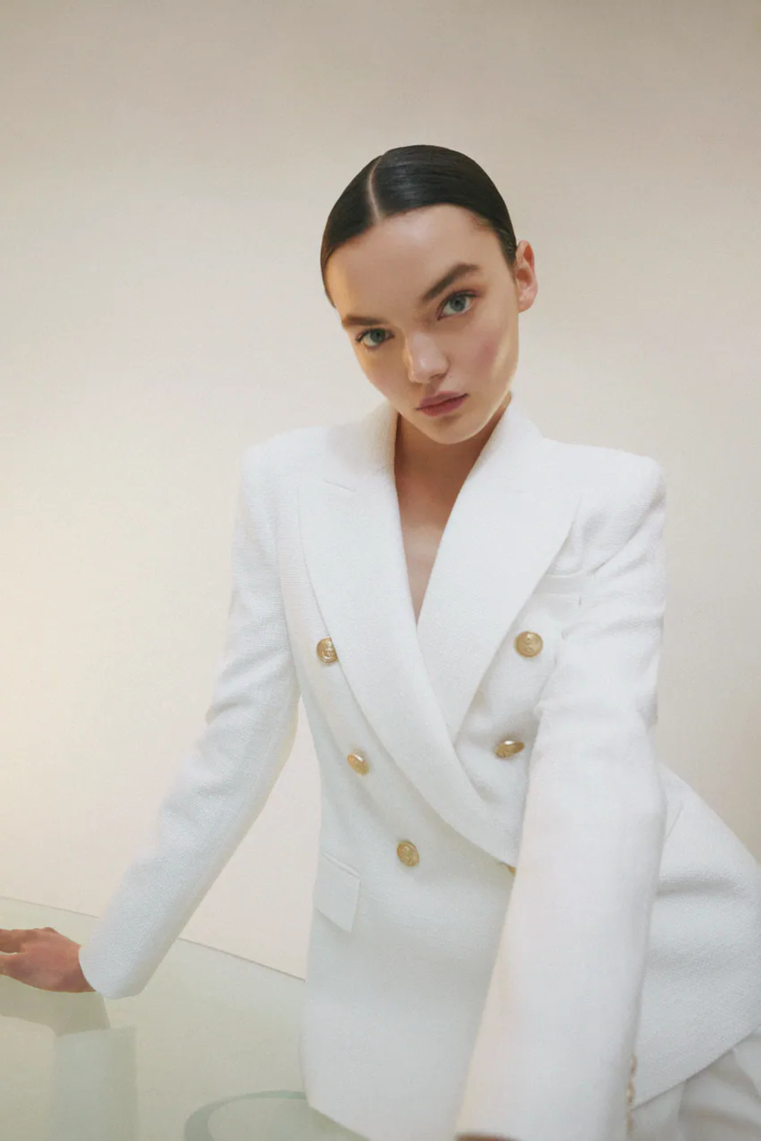 H Mάρα Ζαχαρέα με λευκό κοστούμι Zara -Η διαχρονική επιλογή για τα office looks 
