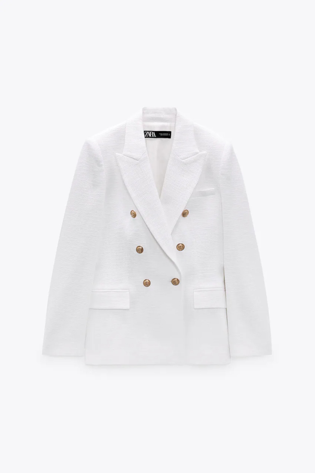 H Mάρα Ζαχαρέα με λευκό κοστούμι Zara -Η διαχρονική επιλογή για τα office looks 