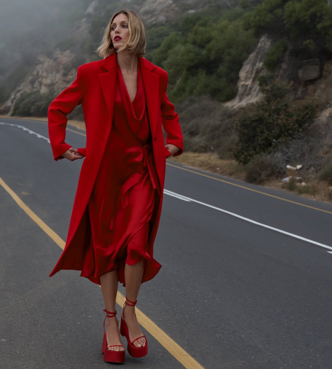 γυναίκα με κόκκινο παλτό Zara