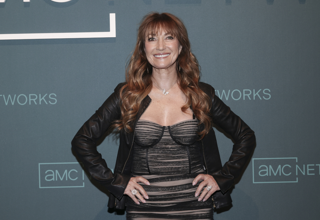 Τζέιν Σέιμουρ: Η πρωταγωνίστρια της σειράς «Δρ. Κουίν, Μόνη Στην Άγρια Δύση» με εφαρμοστό φόρεμα και γόβες 