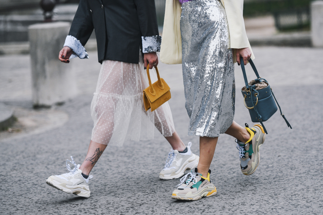 γυναίκες με sneakers περπατούν στην εβδομάδα μόδας