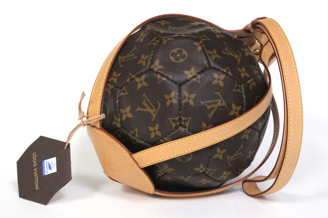 Η soccer ball bag της Louis Vuitton