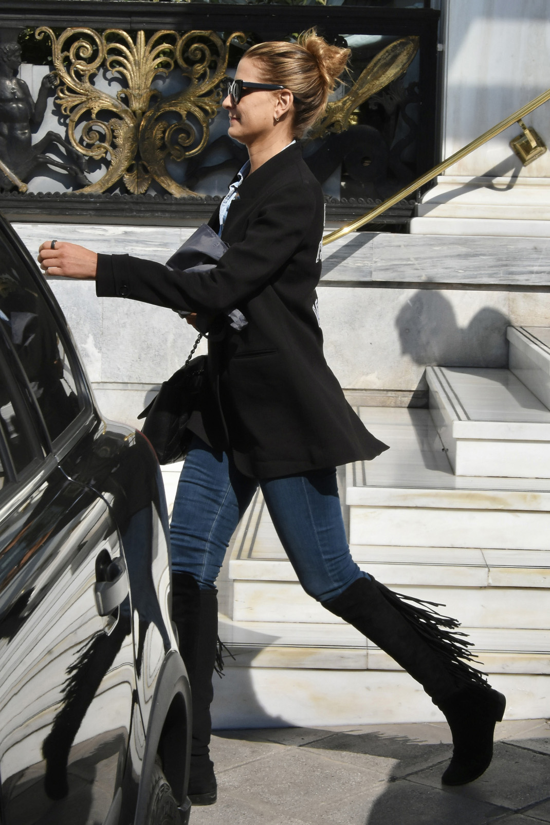 Η Τατιάνα Μπλάτνικ με ψηλές φλατ μπότες και τζιν -Η στιλάτη εμφάνιση στο κέντρο της Αθήνας