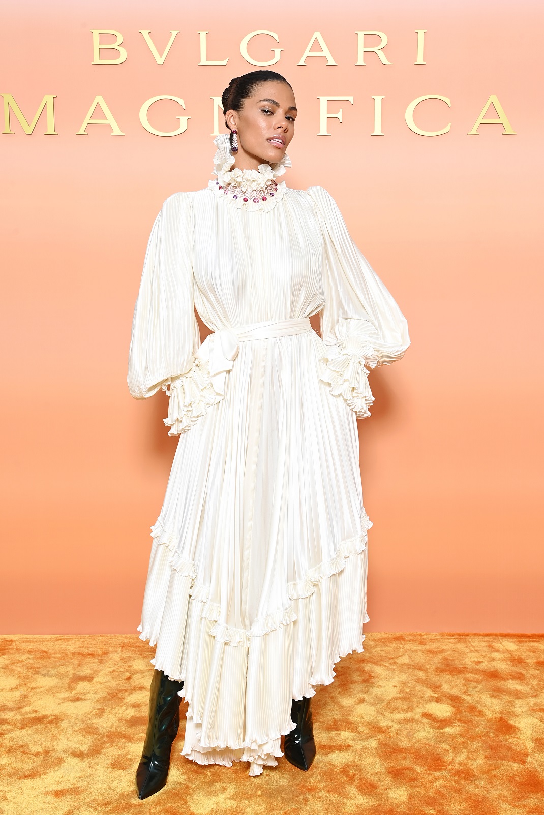 Τίνα Κουνακέι με φόρεμα στο χρώμα της σαμπάνιας