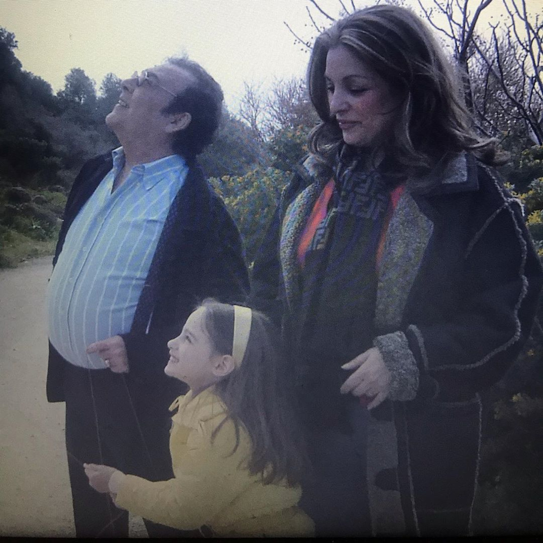 Η Αντζελα Γκερέκου με τον Τόλη Βοσκόπουλο και την κόρη τους από πέταγμα χαρταετού πριν από 13 χρόνια 