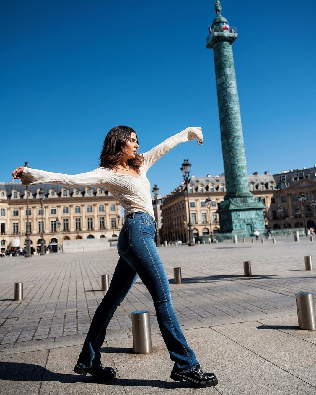 Casual chic: Η Τόνια Σωτηροπούλου με skinny jean από τα Calzedonia, λευκό T-shirt και loafers