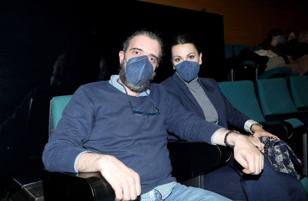 Σωτήρης Τσαφούλιας: Σε σπάνια έξοδο με τη σύντροφό του στο θέατρο 