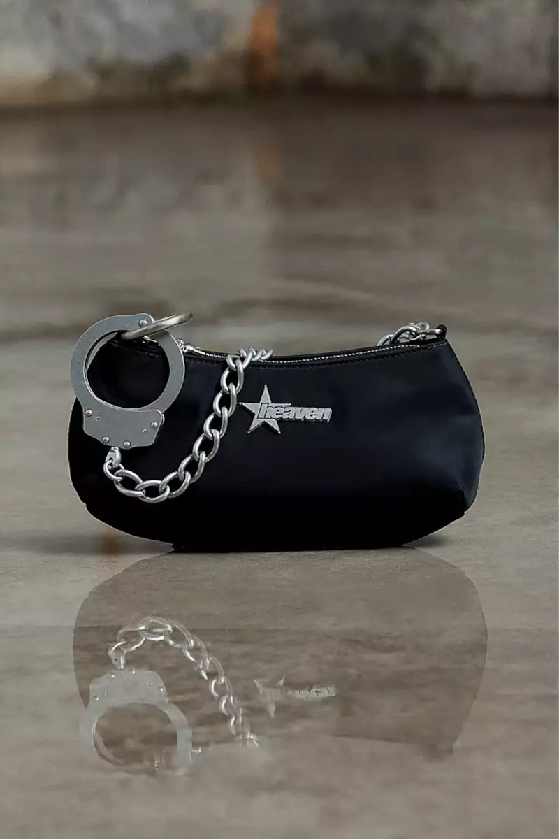Η νέα τσάντα της Heaven by Marc Jacobs είναι για τολμηρές και έχει χειροπέδα στην αλυσίδα