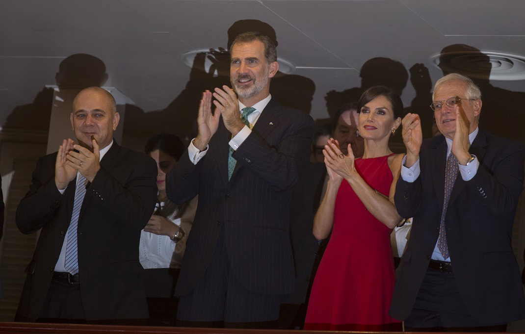 Ο βασιλιάς Φίλιππος της Ισπανίας και η βασίλισσα Λετίθια με κόκκινο φόρεμα στην Κούβα