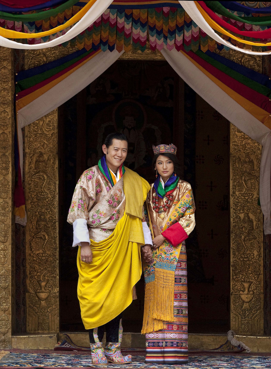 Ο βασιλιάς και η βασίλισσα του Μπουτάν με παραδοσιακό ένδυμα