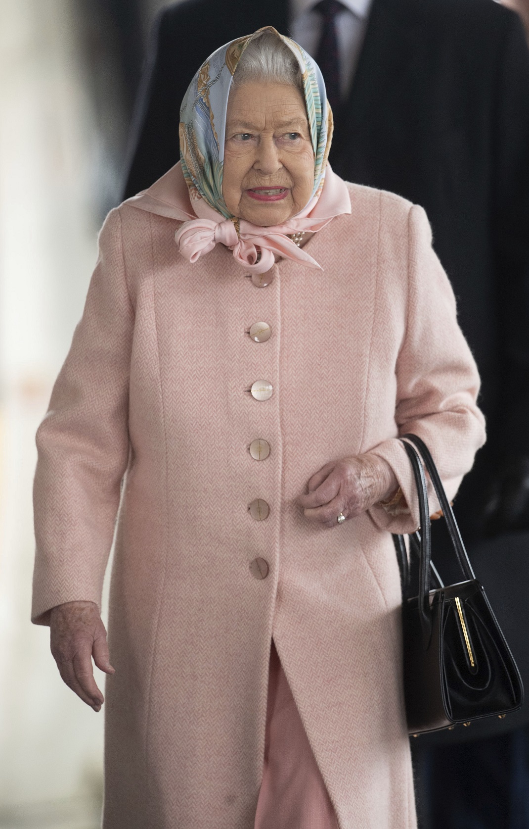 Η βασίλισσα Ελισάβετ με ροζ παλτό