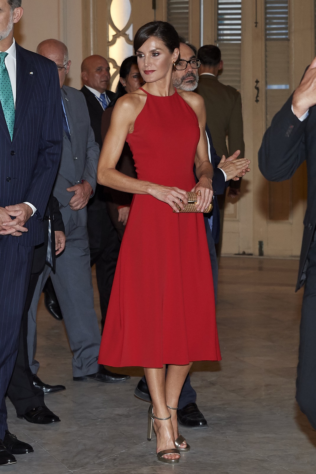 Η βασίλισσα Λετίθια με κόκκινο φόρεμα στην Κούβα