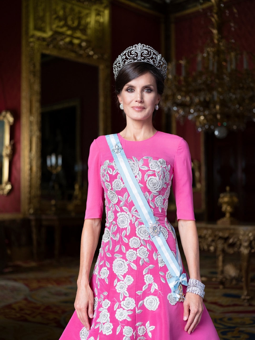 Η βασίλισσα Λετίθια με ροζ φόρεμα