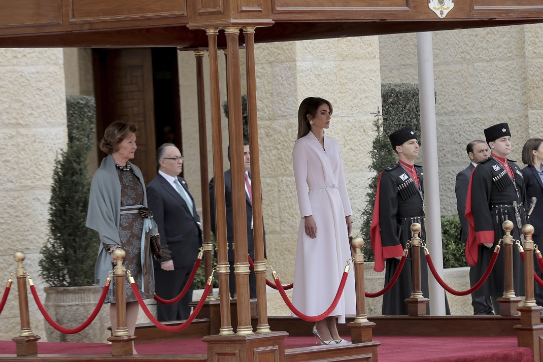 Η βασίλισσα Ράνια με λευκό φόρεμα κρατά τσάντα και η βασίλισσα Σόνια της Νορβηγίας