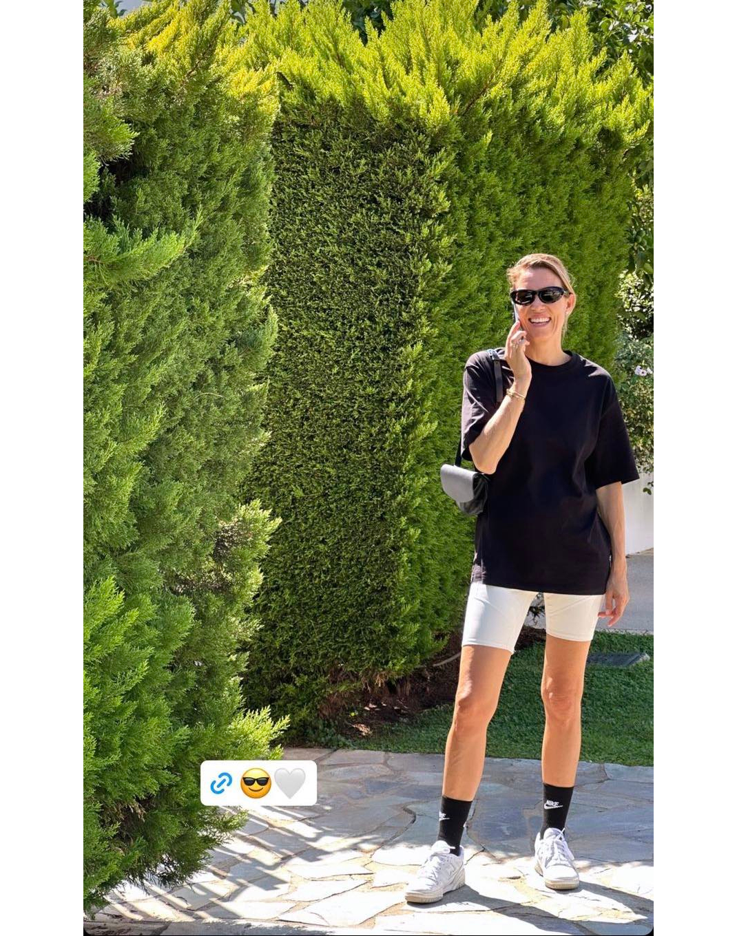 Το cool αθλητικό look της Βίκυς Καγιά με ποδηλατικό κολάν και sneakers 1 Βίκυ Καγιά