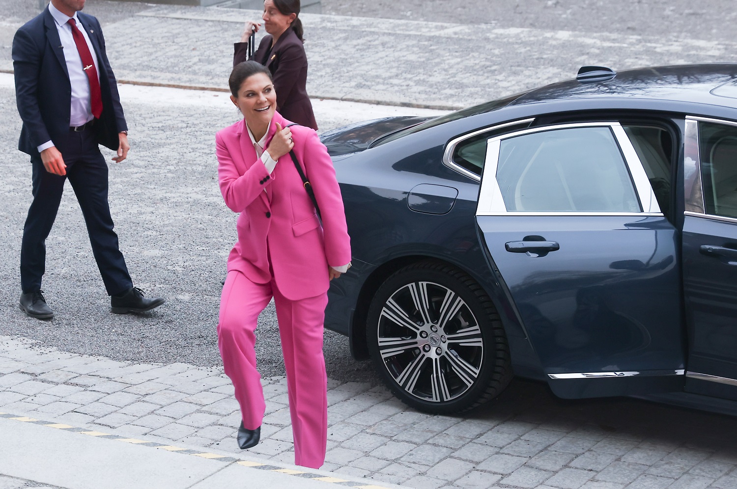 Η πριγκίπισσα Βικτόρια της Σουηδίας με Barbie pink κοστούμι από τα Zara