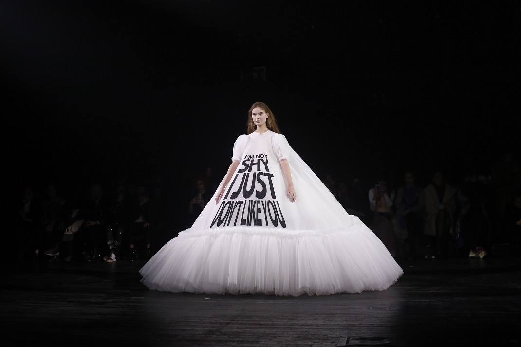 Μοντέλο περπατά στην πασαρέλα του οίκου Viktor & Rolf με viral φόρεμα