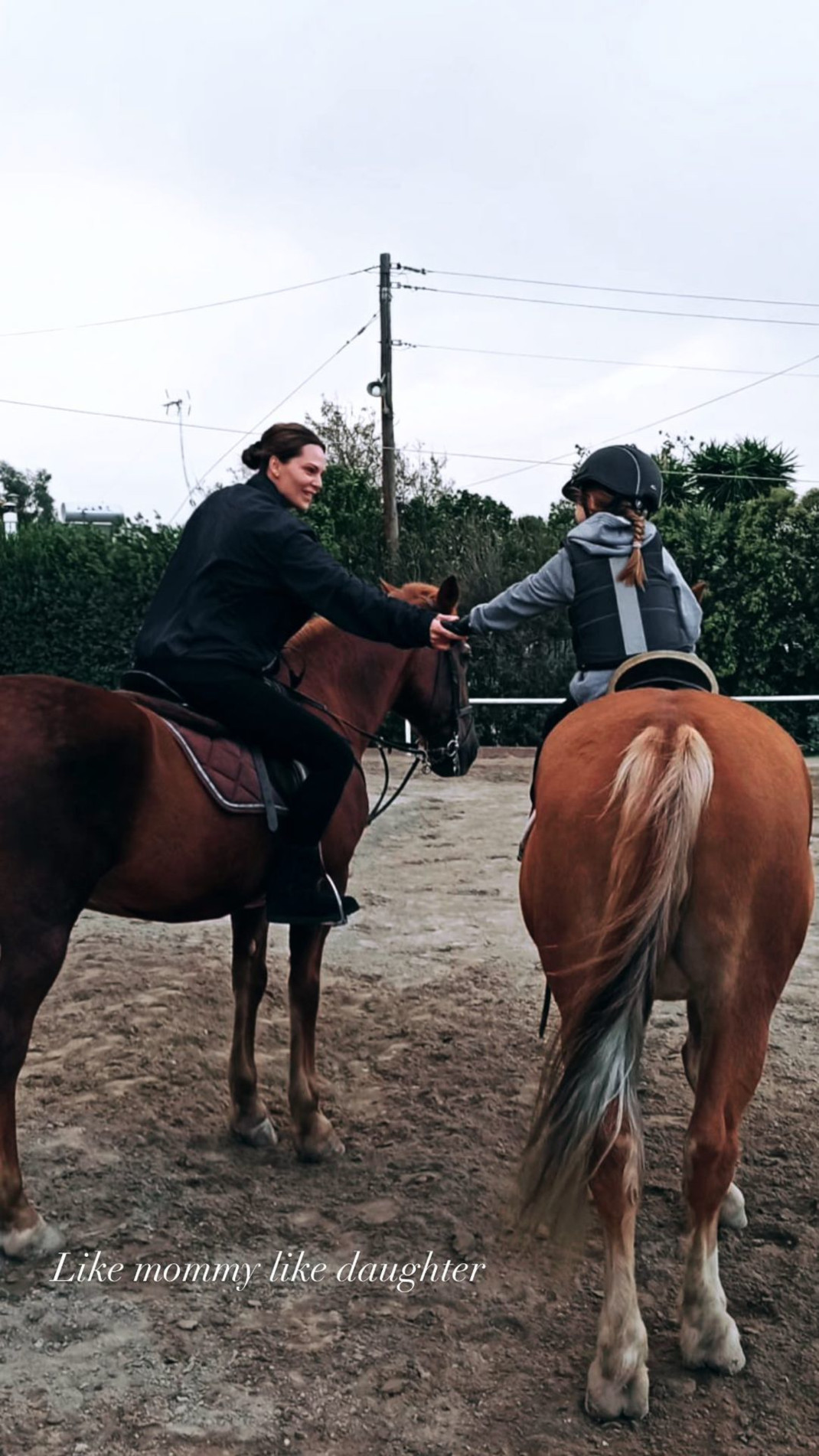 H Yβόννη Μπόσνιακ κάνει ιππασία με την κόρη της 