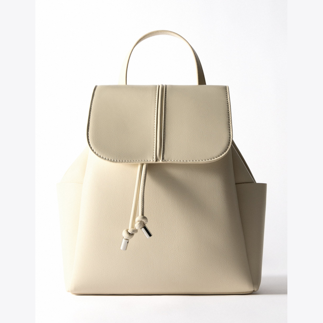 Μόνο 19,95 ευρώ Το χαριτωμένο λευκό backpack από τα Zara που θα