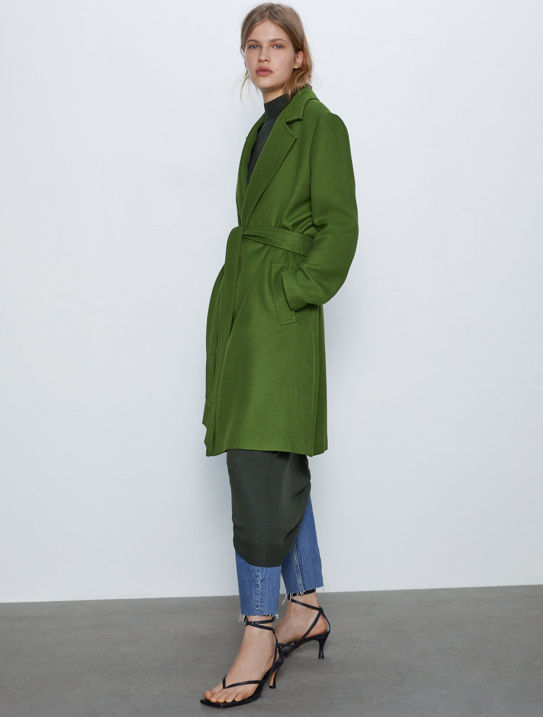 μοντέλο με πράσινο παλτό Zara